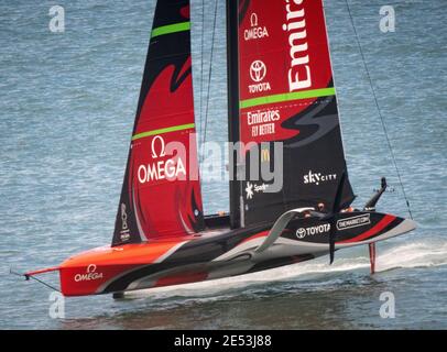 Auckland, Nuova Zelanda, 26 gennaio 2021 - lo skipper Peter Burling helms del team Emirates Nuova Zelanda (ETNZ) il loro yacht monoscafo che si è guastato te Rehutai sul porto di Waitemata durante le prove di gara. ETNZ, i titolari della America's Cup difenderanno il loro titolo a partire dal 6 marzo contro il vincitore della Prada Cup, attualmente in corso di contesa tra yacht provenienti da Regno Unito, Italia e Stati Uniti. Credit: Rob Taggart/Alamy Live News Foto Stock