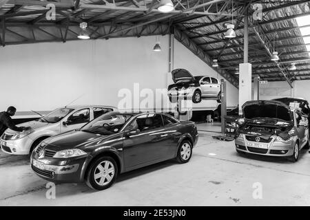 JOHANNESBURG, SUD AFRICA - 06 gennaio 2021: Johannesburg, Sud Africa - 14 luglio 2017: Officina meccanica in auto, riparazione e diagnosi Foto Stock