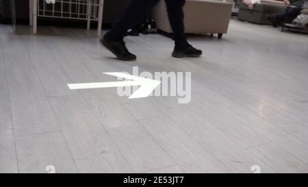 Il movimento di persone nel trading floor. La folla a piedi di trasudamento in corrispondenza di un pavimento. Foto Stock