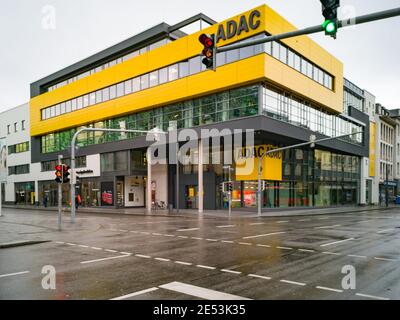 COBLENZA, GERMANIA - 19 gennaio 2021: Coblenza, Germania - 19 gennaio 2021: Basato sulla strada vuota pandemica di Corona di fronte all'ufficio della A tedesca Foto Stock