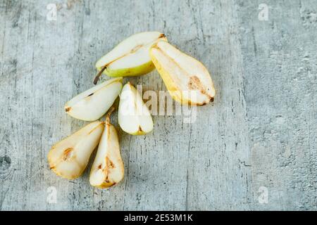Fette di pere mature isolate su sfondo grigio Foto Stock