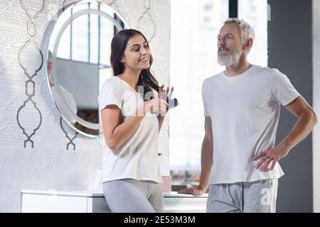 Combatte la moglie sorridente e il marito preoccupato Foto Stock