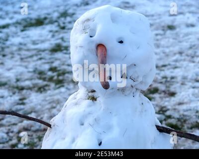 Simpatico pupazzo di neve costruito dai bambini Foto Stock