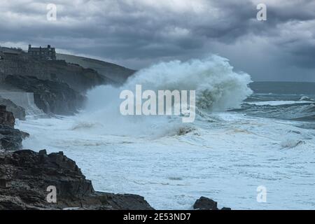 Porthleven Harbour Cornwall Storm, Porthleven Harbour Foto Stock