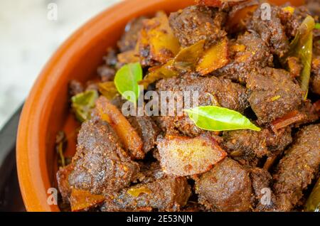 Primo piano di una frittura di manzo al cocco molto gustosa nel Kerala preparazione dello stile Foto Stock