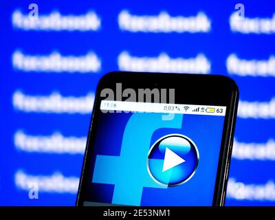 In questa illustrazione viene visualizzato il logo video di Facebook su smartphone Foto Stock