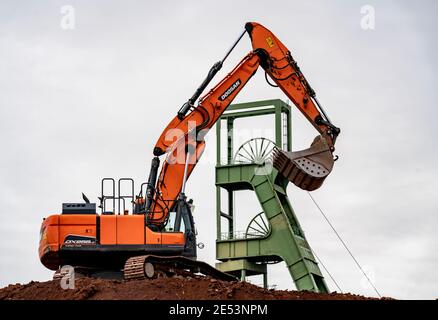 Lavori sul cantiere del progetto immobiliare Stadtquartier Essen 51, ad Essen, sul sito dell'ex acciaieria Krupp, Krupp-Gürtel, b Foto Stock