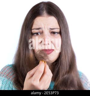 Ragazza che tiene il pacchetto di perdita dei capelli da vicino, isolato su uno sfondo bianco. Foto Stock