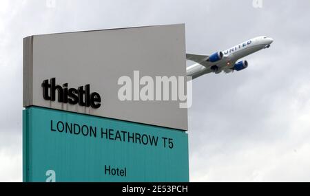 Un aereo passa sopra il Thistle Hotel a Heathrow. Il primo ministro Boris Johnson dovrebbe approvare i piani per costringere alcuni viaggiatori che arrivano nel Regno Unito a quarantena in hotel per limitare la diffusione delle nuove varianti del coronavirus. Data immagine: Martedì 26 gennaio 2021. Foto Stock