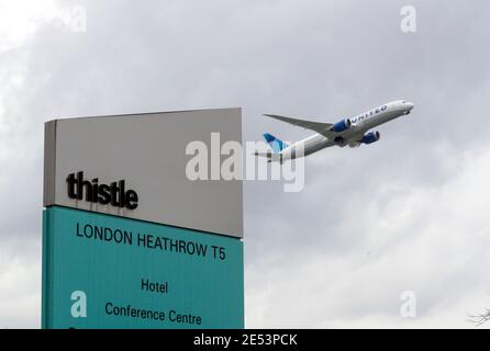 Un aereo passa sopra il Thistle Hotel a Heathrow. Il primo ministro Boris Johnson dovrebbe approvare i piani per costringere alcuni viaggiatori che arrivano nel Regno Unito a quarantena in hotel per limitare la diffusione delle nuove varianti del coronavirus. Data immagine: Martedì 26 gennaio 2021. Foto Stock