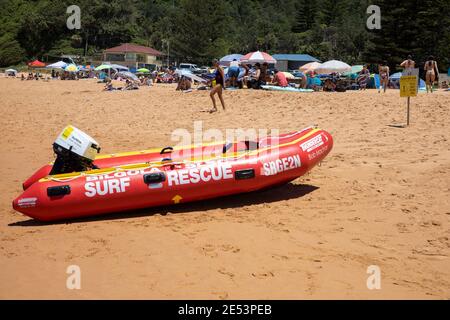 IRB barca di salvataggio gonfiabile di surf su Bilgola Beach a Sydney, NSW, Australia zodiaco rosso barca utilizzata da salvavita di salvataggio surf Foto Stock