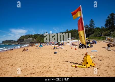 Bandiere rosse e gialle di salvataggio surf su Bilgola Beach Identificazione delle aree di nuoto sicure, Sydney, Australia Foto Stock