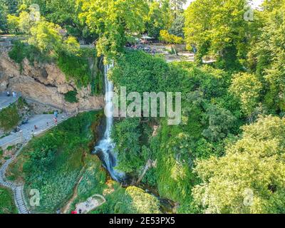 Vista panoramica aerea delle potenti cascate di Edessa e dell'area circostante nella città di Edessa, Macedonia, Grecia Foto Stock