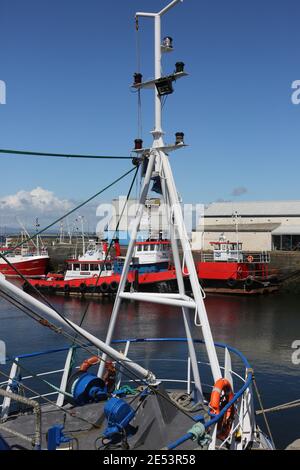 Troon Harbour, Ayrshire, Scozia, Regno Unito. Il porto di Troon svolge un ruolo fondamentale nelle catene di fornitura scozzesi ed è situato sulla costa occidentale dell'Ayrshire, vicino al campo da golf Royal Troon. Il porto di Troon offre uno dei porti più protetti della costa occidentale della Scozia. Foto Stock