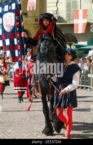 Asti, Piemonte, Italia -09/20/2015- Palio è una tradizionale festa di origini medievali e mostra di bandiere, processione storica Foto Stock