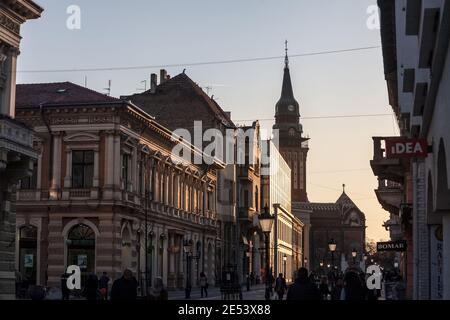 SUBOTICA, SERBIA - 28 MARZO 2019: Persone che camminano e si siedono sulla strada pedonale di Korzo, il viale principale del centro di Subotica con il Gr Foto Stock