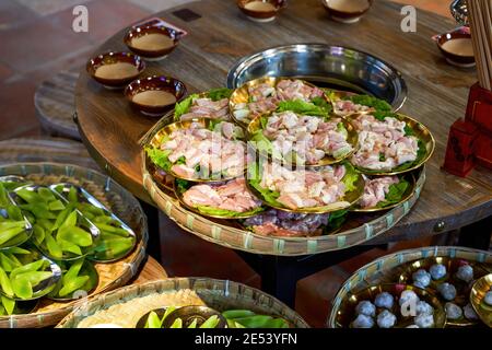 Hot pot fresco, piatti caldi ricchi e variegati Foto Stock