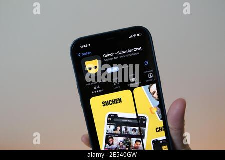 Berlino, Germania. 26 gennaio 2021. Una donna mostra l'app Grindr nell'App Store di Apple su un iPhone 12 Pro Max. La rete sociale deve pagare una multa dell'equivalente di ·9.6 milioni in Norvegia per violazioni del regolamento generale europeo sulla protezione dei dati. Credit: Christoph Dernbach/dpa/Alamy Live News Foto Stock