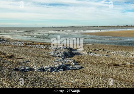 Il canale di Bristol dove il fiume Ogmore entra attraverso l'estuario, a Ogmore by Sea, nella vale di Glamorgan, Galles del sud. Foto Stock