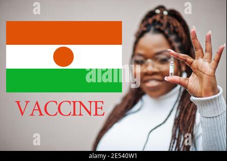 Donna africana mostra vaccino per la Repubblica del Niger. Concetto di vaccinazione dei paesi africani. Foto Stock