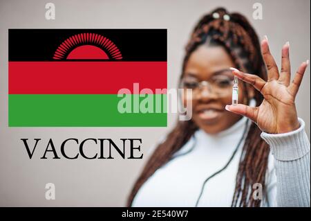 Donna africana mostra vaccino per la Repubblica del Malawi. Concetto di vaccinazione dei paesi africani. Foto Stock