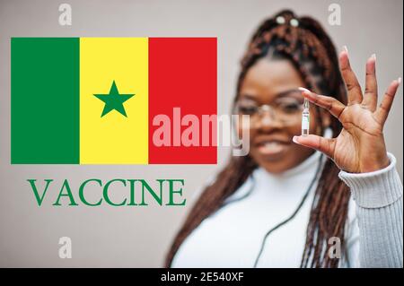 Donna africana mostra vaccino per la Repubblica del Senegal. Concetto di vaccinazione dei paesi africani. Foto Stock