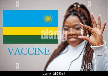 La donna africana mostra il vaccino per la Repubblica del Ruanda. Concetto di vaccinazione dei paesi africani. Foto Stock