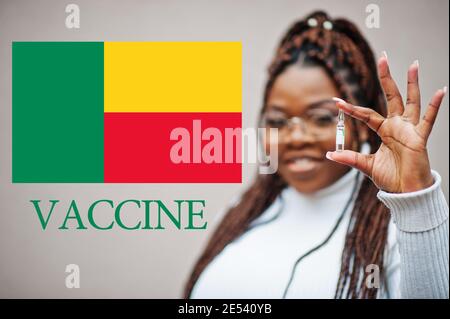 Donna africana mostra vaccino per la Repubblica del Benin. Concetto di vaccinazione dei paesi africani. Foto Stock