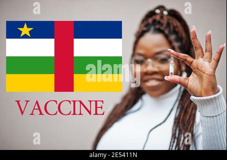 Donna africana mostra vaccino per la Repubblica Centrafricana (AUTO). Concetto di vaccinazione dei paesi africani. Foto Stock