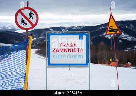 MIEDZYBRODZIE ZYWIECKIE, POLONIA - 24 gennaio 2021: Cartello 'percorso chiuso' sulla pista di sci sul Monte ZAR (Polonia) Foto Stock