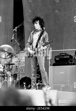 ROTTERDAM, PAESI BASSI - 02 GIU 1982: Bassista Bill Wyman dei Rolling Stones durante un concerto nello stadio di calcio di Feyenoord nella NE Foto Stock