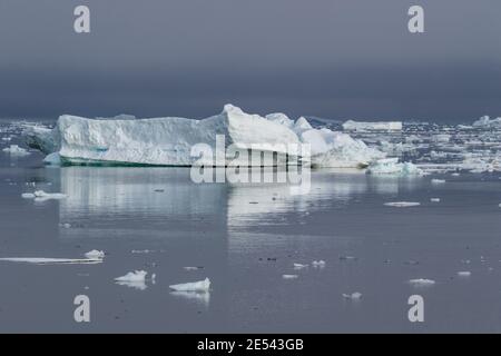 Iceberg lungo il canale Grandidier, Antartide Foto Stock