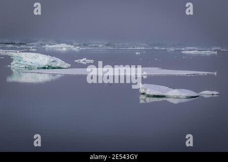 Iceberg lungo il canale Grandidier, Antartide Foto Stock