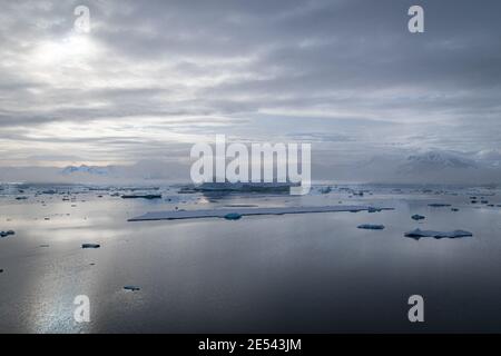 Iceberg lungo il canale Grandidier, Antartide Foto Stock