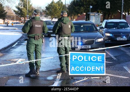 La polizia e l'esercito si occupano di un dispositivo supioso a Lurgan, Co Armagh Picture Mal McCann Foto Stock