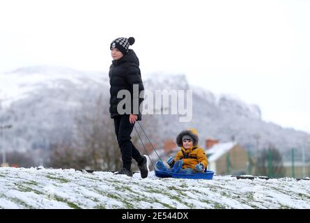 Divertirsi nella neve al Waterworks Park in north Belfast Picture Mal McCann Foto Stock