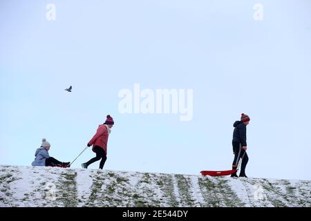 Divertirsi nella neve al Waterworks Park in north Belfast Picture Mal McCann Foto Stock