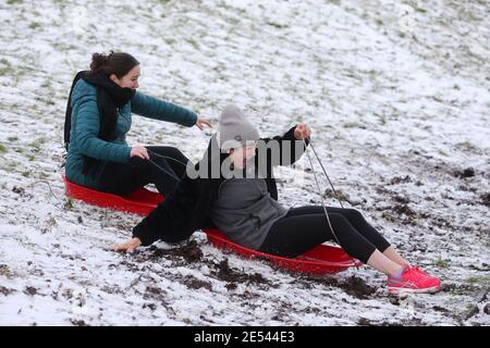 Divertirsi nella neve al Waterworks Park in north Belfast Picture Mal McCann Foto Stock