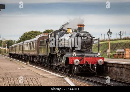 BR 'manor' 4-6-0 No. 7822 'Foxcote Manor' arriva alla stazione di Blue Anchor sulla West Somerset Railway Foto Stock