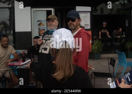 26 gennaio 2021. La Parata dei popoli australiani. Un protestante che cerca di distribuire opuscoli al pubblico. Melbourne, Australia. Credit: Jay Kogler/Alamy Live News Foto Stock