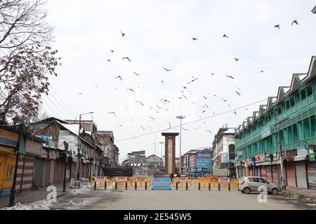 Srinagar, India. 26 gennaio 2021. Una vista della torre dell'orologio con le barricate in Srinagar. L'India festeggia la sua 72a giornata della Repubblica. La sicurezza è stata aumentata e i servizi di internet mobile rimangono sospesi in tutta la valle del Kashmir. (Foto di Muhammad Manan/Pacific Press) Credit: Pacific Press Media Production Corp./Alamy Live News Foto Stock