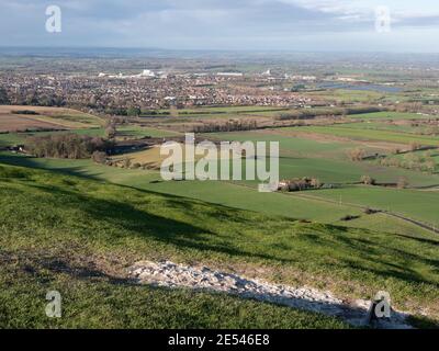 Vista di Westbury, Wiltshire dal White Horse in un giorno d'inverno. Foto Stock