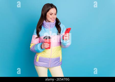 Ritratto fotografico di una donna positiva che tiene il telefono rosso della tazza dentro mani isolate su sfondo color blu pastello Foto Stock