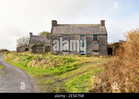 Vecchia casa abbandonata con finestre e porte a bordo, Contea di Kerry, Irlanda Foto Stock