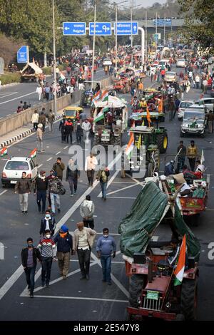 Nuova Delhi, India. 26 gennaio 2021. Agitando gli agricoltori che hanno infranto diverse barricate della polizia ai confini di Delhi e si sono scontrati con la polizia per bloccare un incrocio trafficato conosciuto all'ITO Crossing a Nuova Delhi. Gli agricoltori hanno fatto un raduno di trattori contro le nuove leggi agricole del governo che chiedono di essere abrogate. Credit: Pacific Press Media Production Corp./Alamy Live News Foto Stock