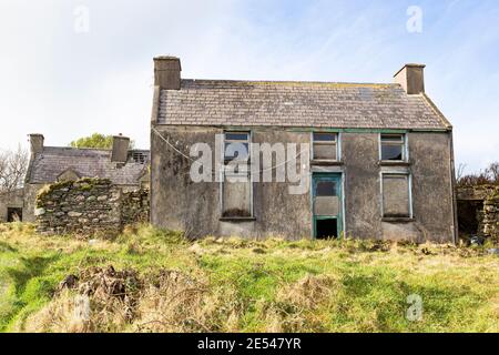 Vecchia casa abbandonata con finestre e porte a bordo, Contea di Kerry, Irlanda Foto Stock