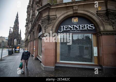 I grandi magazzini Jenners su Princes Street, Edimburgo, che chiuderanno per sempre dopo 183 anni di scambi commerciali in città. Frasers Group plc ha confermato che il negozio cesserà le negoziazioni il 3 maggio dopo aver mancato di raggiungere un accordo con i proprietari per continuare l'edificio. Data immagine: Martedì 26 gennaio 2021. Foto Stock