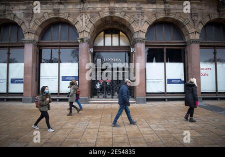 I grandi magazzini Jenners su Princes Street, Edimburgo, che chiuderanno per sempre dopo 183 anni di scambi commerciali in città. Frasers Group plc ha confermato che il negozio cesserà le negoziazioni il 3 maggio dopo aver mancato di raggiungere un accordo con i proprietari per continuare l'edificio. Data immagine: Martedì 26 gennaio 2021. Foto Stock