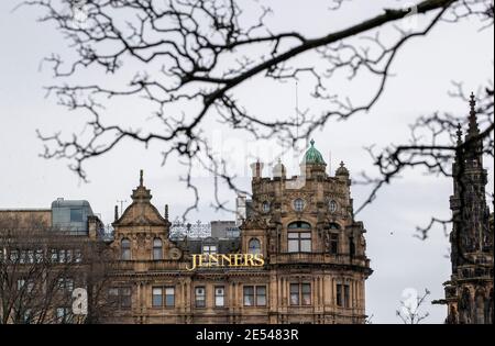 I grandi magazzini Jenners su Princes Street, Edimburgo, che chiuderanno per sempre dopo 183 anni di scambi commerciali in città. Frasers Group plc ha confermato che il negozio cesserà le negoziazioni il 3 maggio dopo aver mancato di raggiungere un accordo con i proprietari per continuare l'edificio. Data immagine: Martedì 26 gennaio 2021. Foto Stock