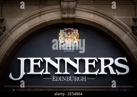 I grandi magazzini Jenners su Princes Street, Edimburgo, che chiuderanno per sempre dopo 183 anni di scambi commerciali in città. Frasers Group plc ha confermato che il negozio cesserà le negoziazioni il 3 maggio dopo aver mancato di raggiungere un accordo con i proprietari per continuare l'edificio. Data immagine: Martedì 26 gennaio 2021. Foto Stock